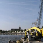 Zicht naar achteren over de IJssel op de Bovenkerk.