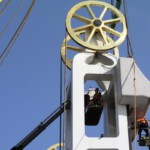 De borgpennen worden verwijdetrd en vervangen als de ballastblokken vrij hangen.
