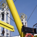 Gevarieerd materieel bij de Stadsbrug voor het onderhoud.