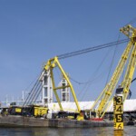 Bij het optakelen komt de bok achter omhoog uit het water.