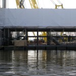 Het hefgedeelte van de Stadsbrug ligt op steigers op een ponton.