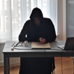 Uit de pen komen muzikale maar sinistere geluiden.