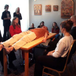 Laurentius ligt sidderend op tafel want tenslotte werd de heilige levend geroosterd.