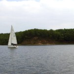 Zeilschepen passeren.