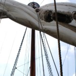 Langzaam ontrolt het zeil zich.