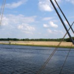 Een bemanningslid vertelt hoe op het land verderop vroeger de grens met de DDR liep.