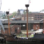 Lisa aan de kade gezien vanaf het dak(terras) van het Hanzemuseum.