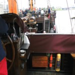 Der Dieter vaart de Lisa de stad uit.