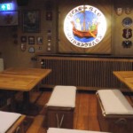 Een bijzondere zegel aan de wand in de eetzaal.