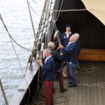 Alle hens aan dek als de zeilen worden gehesen.