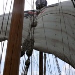 De wind bolt het zeil op.