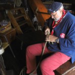 Een bemanningslid vlecht een touw.