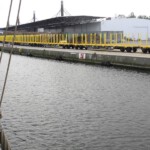 Opslagloodsen op de wal.