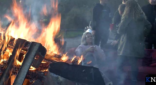 Kamper jaarwisseling vredig verlopen ondanks carbidgeweld (video)