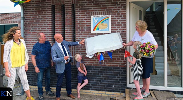 Bijzondere gevelsteen onthuld in ’s-Heerenbroek