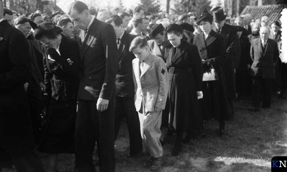 Begrafenis van de bij een woningbrand aan de Klokkensteeg 9 omgekomen gezinsleden in 1952.