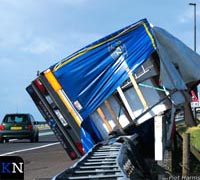 Stevige storm blaast bomen en vrachtwagens om