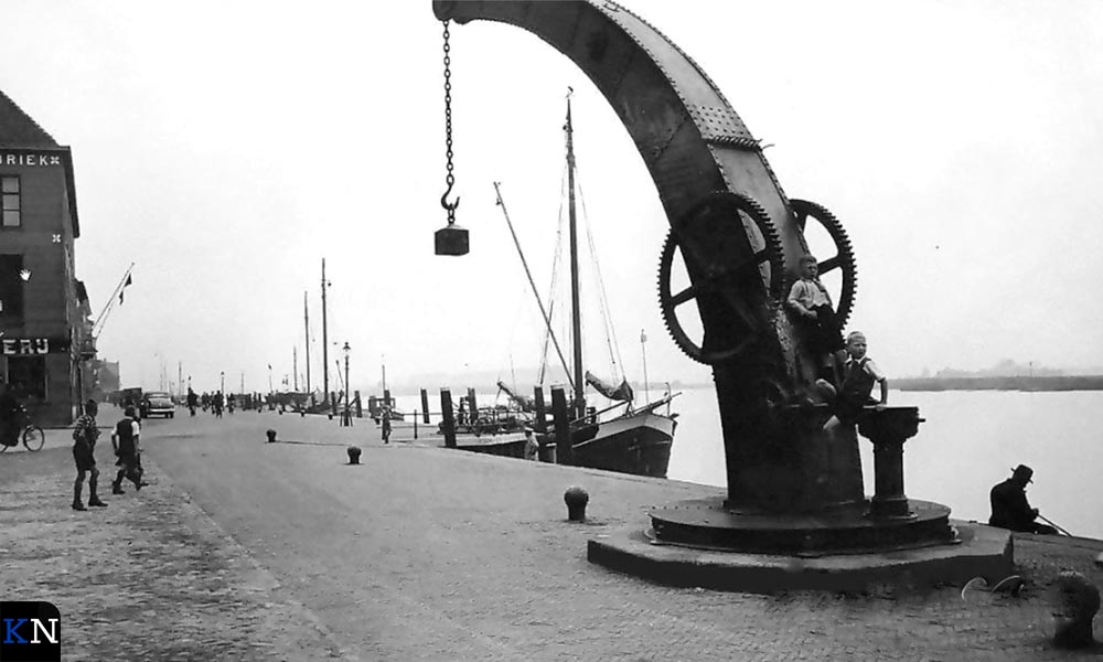 Foto uit de jaren zestig van de werkende kraan op de IJsselkade.