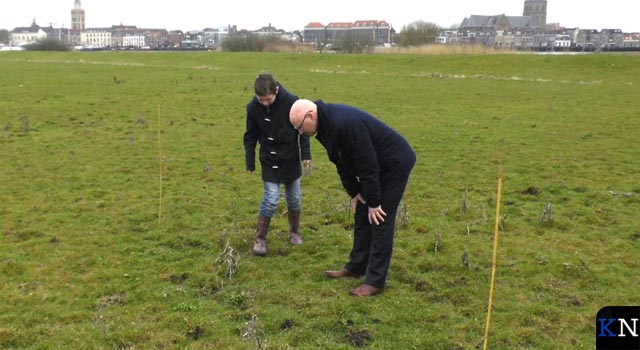 Jeugdige vinder draagt kievitseieren over