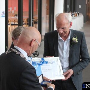 Burgemeester Koelewijn overhandigt de Zilveren Legpenning aan Jan Visser.