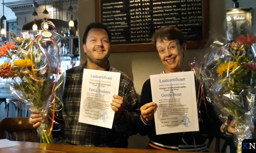 Patrick Broekema en Gerda Bout tonen trots hun behaalde certificaat voor klokkenluider.