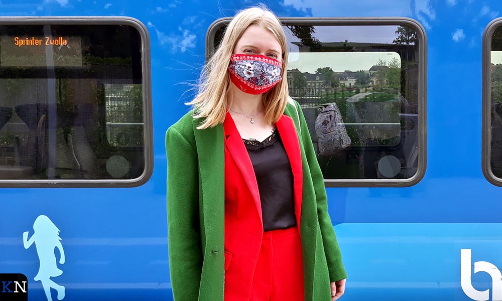 Sietske toont haar mondkapje op station Kampen.
