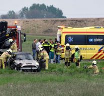 Auto over de kop in sloot langs (tijdelijke) Slaper