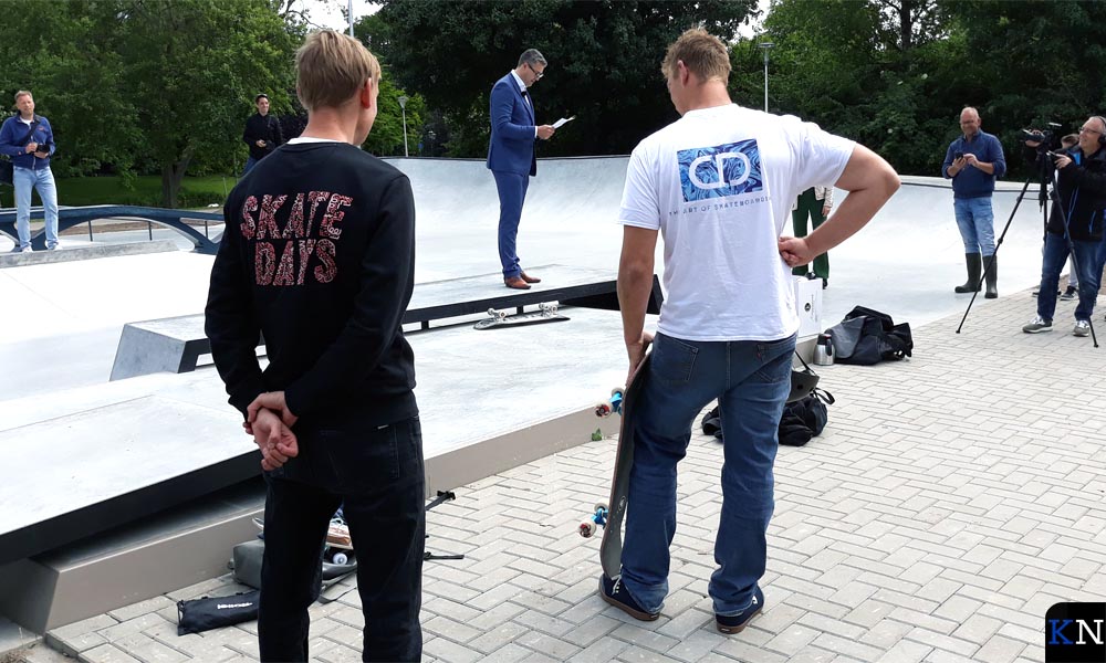 De skaters luisteren naar de toespraak van de wethouders op de nieuwe skatebaan in het Kamper Stadspark.