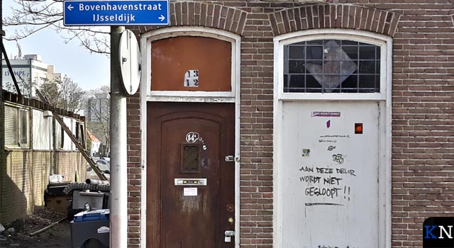 Sloopkogel door de kerk voor villa Boven Havenstraat